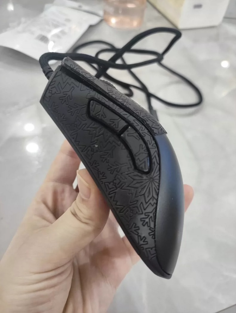 Razer雷蛇 炼狱蝰蛇v2mini 没有拆修没有打油，贴着防滑贴使用的